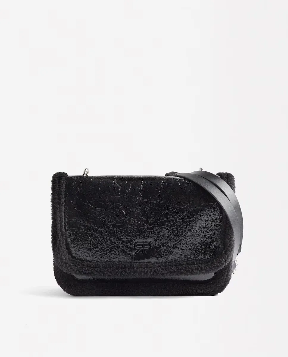 Сумка через плечо с клапаном с эффектом меха и магнитной застежкой, однотонная Parfois, черный
Сумка через плечо с клапаном с эффектом меха и магнитной застежкой, однотонная Parfois, черный