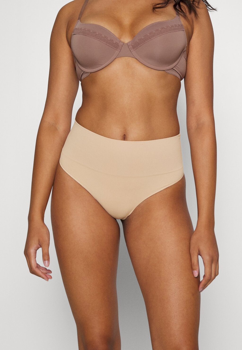 Стринги Spanx
Стринги Spanx