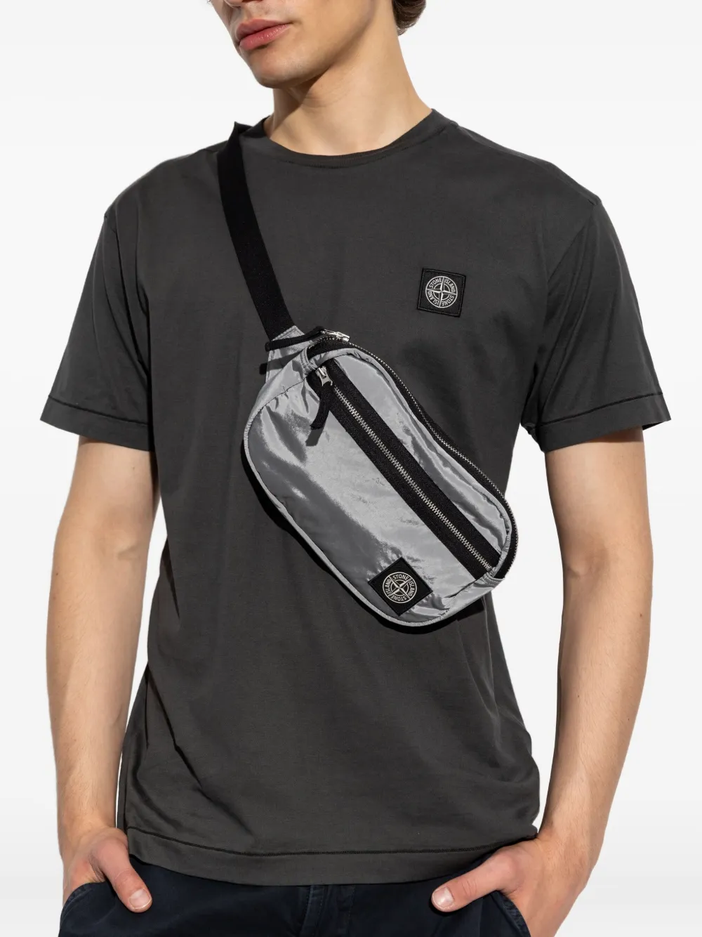 Поясная сумка на молнии с логотипом Stone Island, серый
Поясная сумка на молнии с логотипом Stone Island, серый