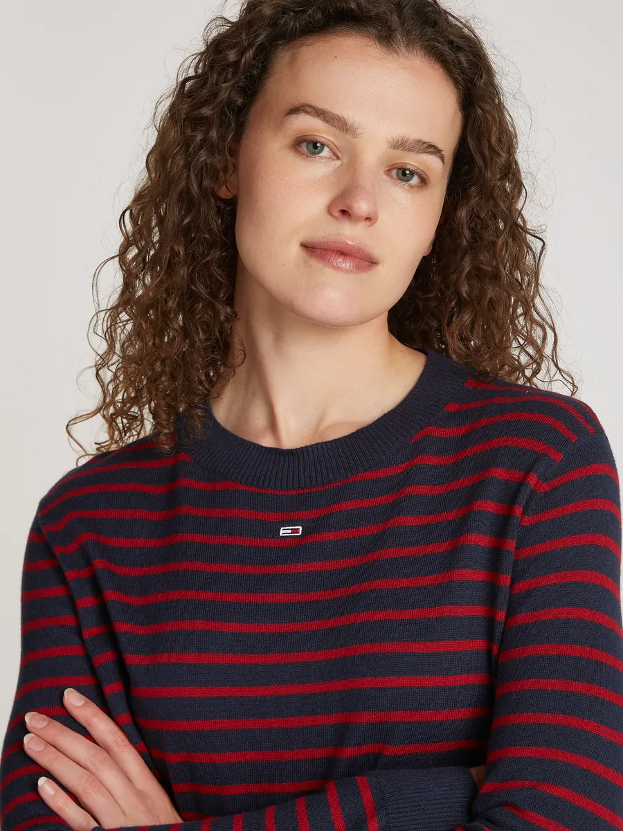 Вязаный свитер Tommy Jeans "TJW ESSENTIAL CREW NECK SWEATER" с вышитым логотипом, красный 
Вязаный свитер Tommy Jeans "TJW ESSENTIAL CREW NECK SWEATER" с вышитым логотипом, красный