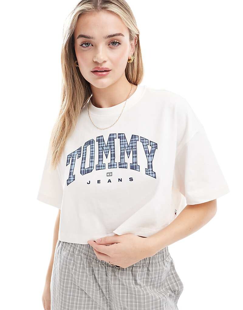 Tommy Jeans — футболка оверсайз белого цвета с логотипом в клетку в клетку и укороченным кроем
Tommy Jeans — футболка оверсайз белого цвета с логотипом в клетку в клетку и укороченным кроем