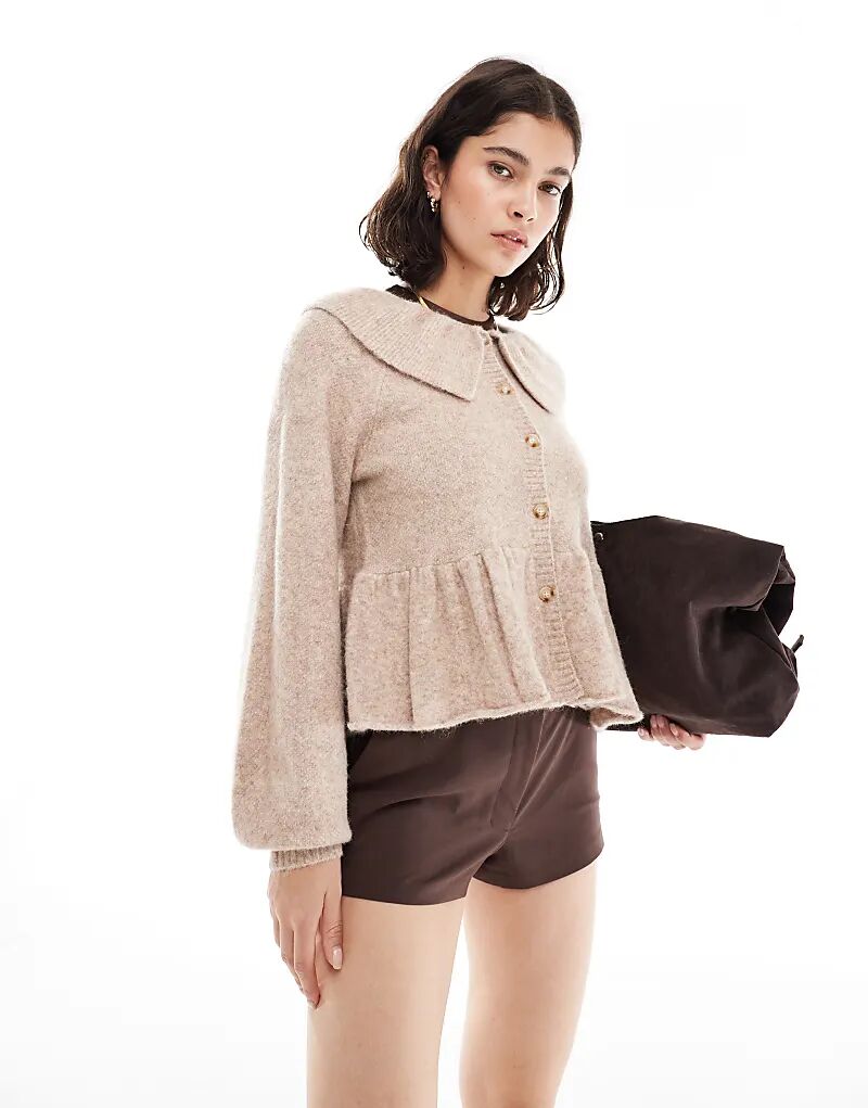 Кардиган Miss Selfridge с воротником-оборкой и подолом в стиле пеплум цвета верблюжьей шерсти
Кардиган Miss Selfridge с воротником-оборкой и подолом в стиле пеплум цвета верблюжьей шерсти