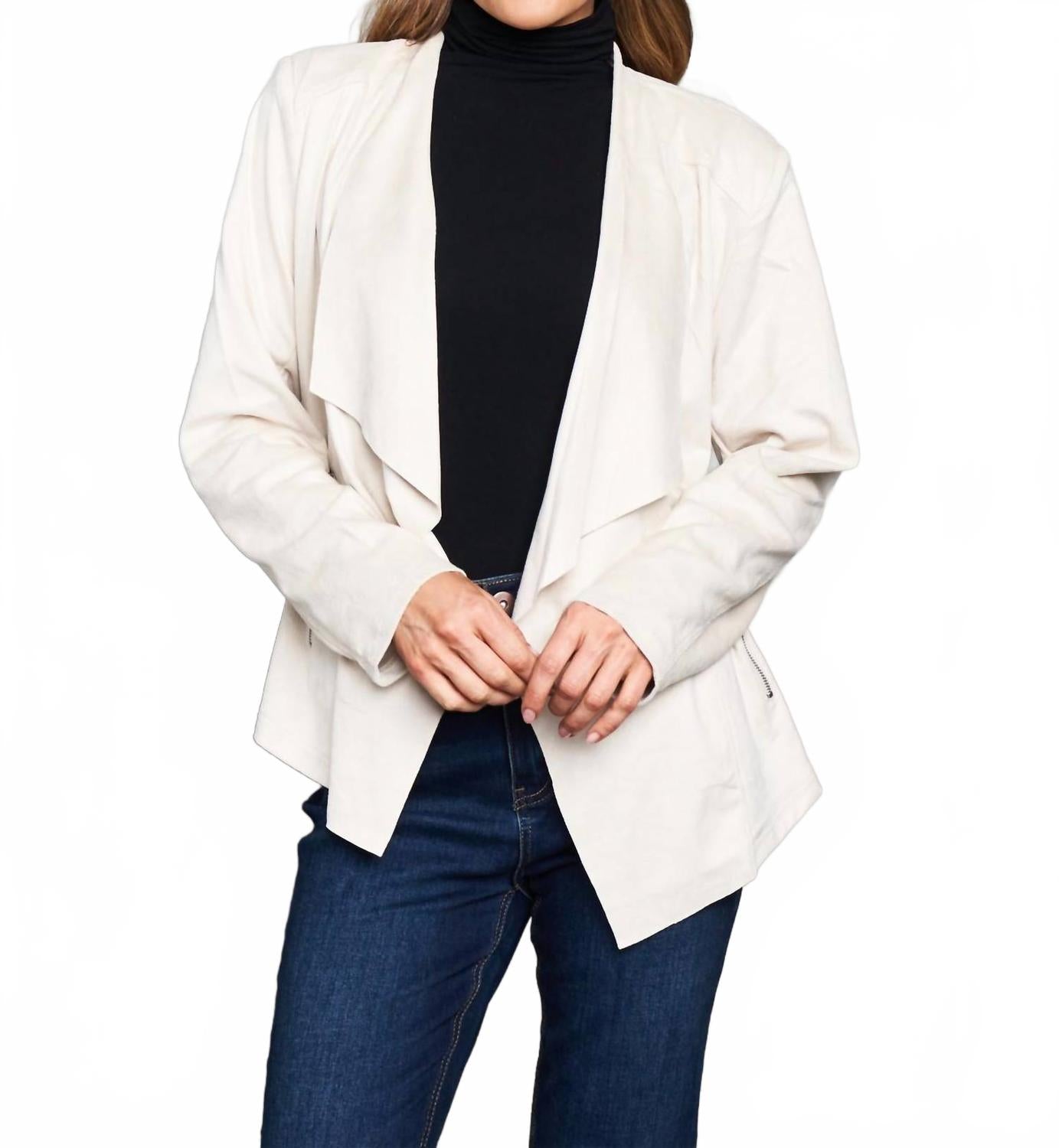 Искусственная замковая куртка с драпировкой спереди в цвете кость PAPARAZZI, Bone
Искусственная замковая куртка с драпировкой спереди в цвете кость PAPARAZZI, Bone