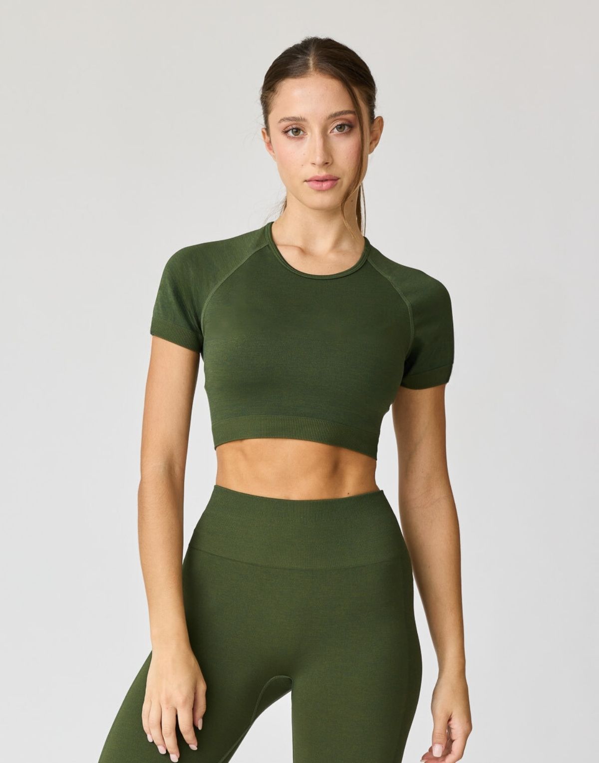 Бесшовная укороченная футболка AirLite AVA Active, оливково-зеленый
Бесшовная укороченная футболка AirLite AVA Active, оливково-зеленый