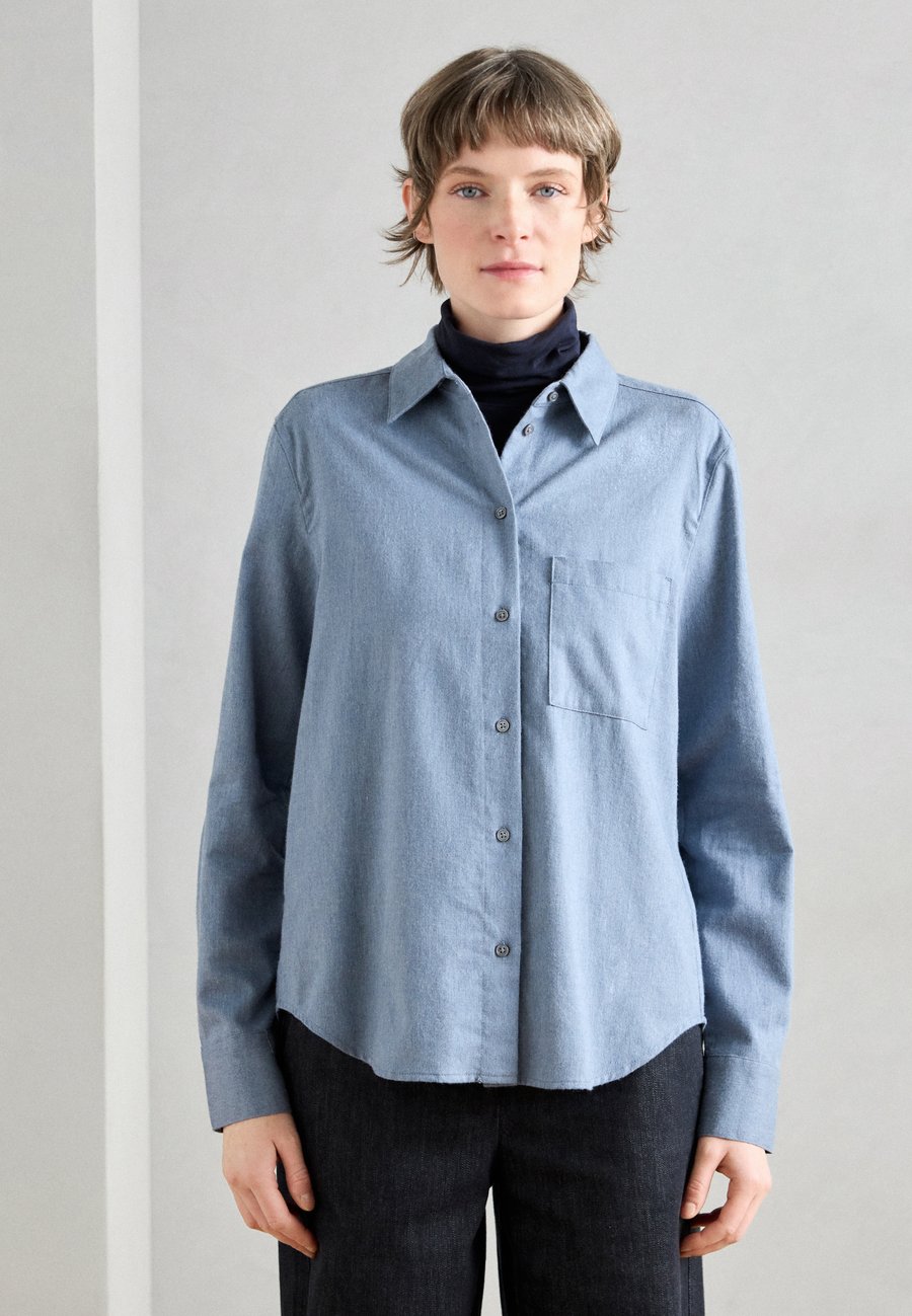 Блуза Marc O'Polo BLOUSE COLLAR LONG SLEEVES CHEST POCKET, Slate Blue/Dark Blue
Блуза Marc O'Polo BLOUSE COLLAR LONG SLEEVES CHEST POCKET, Slate Blue/Dark Blue