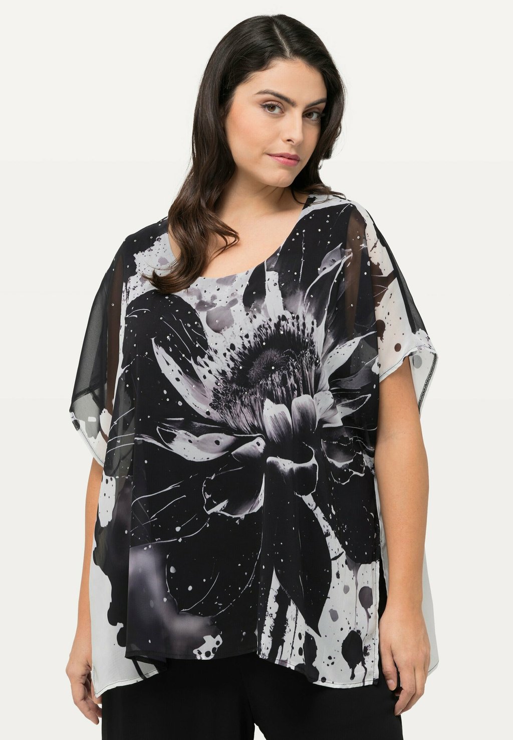 Блуза DOUBLE ÉPAISSEUR DÉCOLLETÉ ROND MANCHES COURTES IMPRIMÉ À FLEURS Ulla Popken, черный
Блуза DOUBLE ÉPAISSEUR DÉCOLLETÉ ROND MANCHES COURTES IMPRIMÉ À FLEURS Ulla Popken, черный