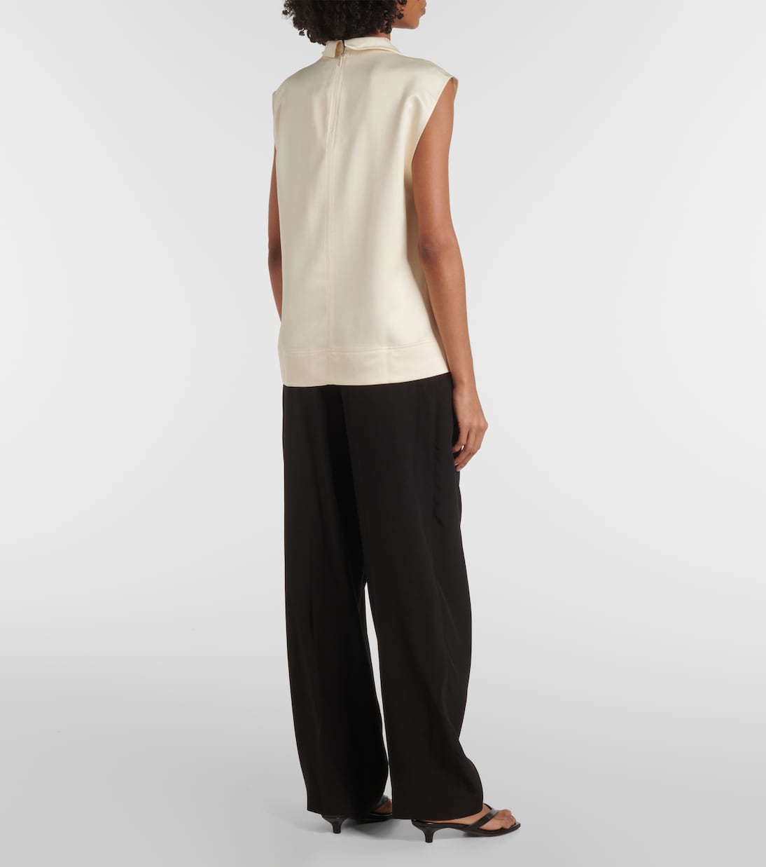 Атласный топ Toteme, экрю
Атласный топ Toteme, экрю