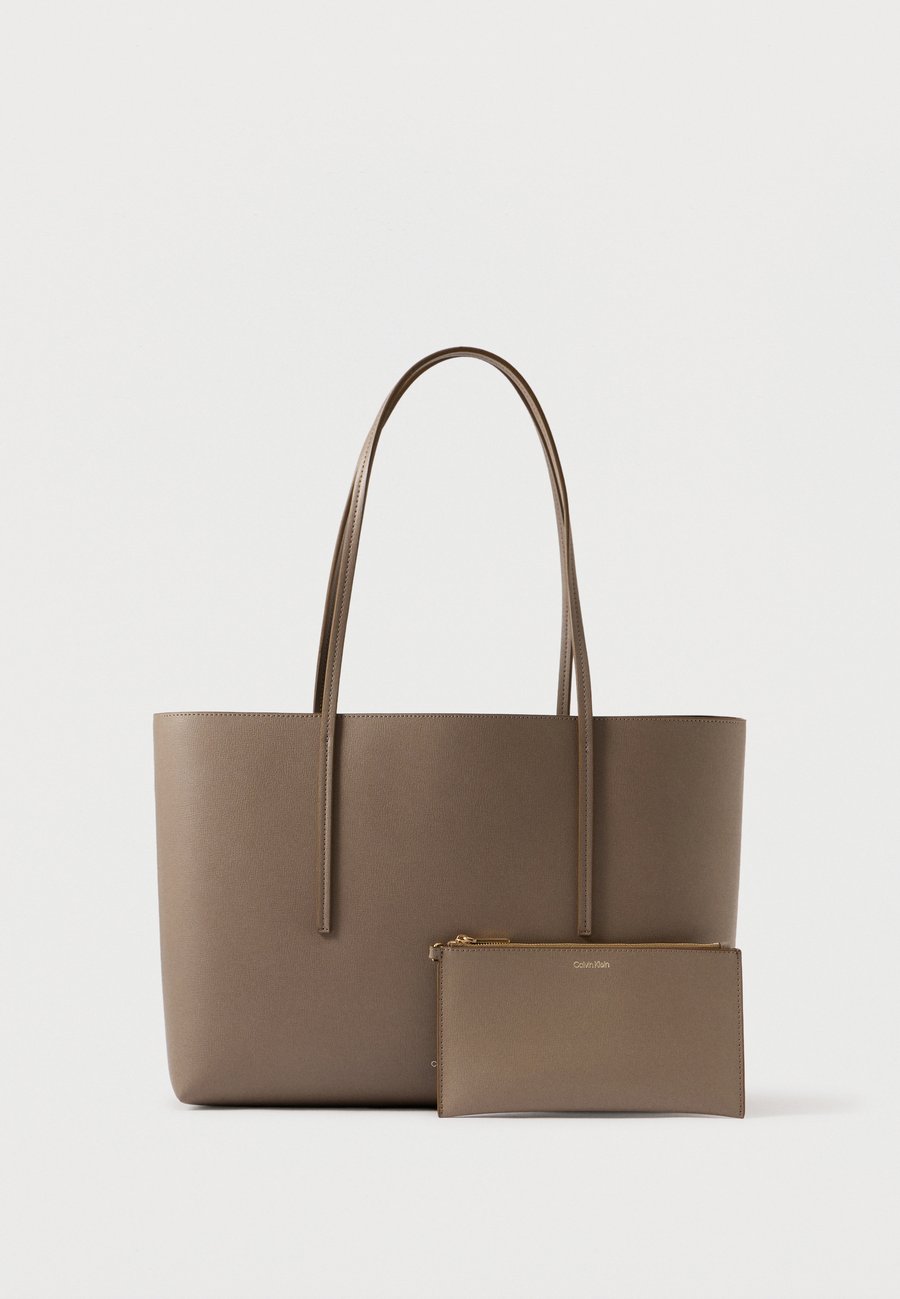 Сумка-шоппер Calvin Klein FOIL LOGO TOTE, Desert Taupe/Taupe
Сумка-шоппер Calvin Klein FOIL LOGO TOTE, Desert Taupe/Taupe