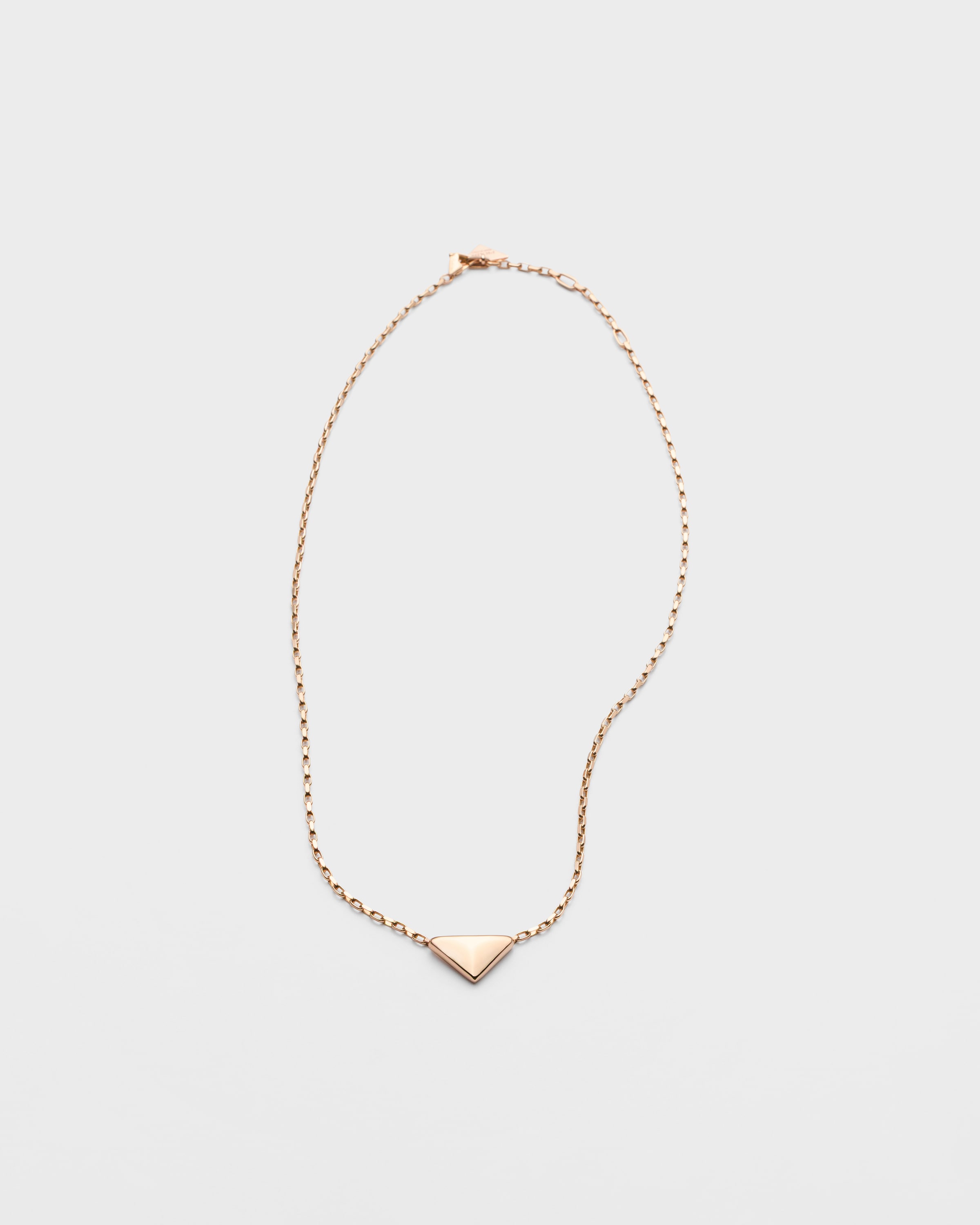 Prada Колье Eternal Gold из розового золота с миниатюрной подвеской в виде треугольника
Prada Колье Eternal Gold из розового золота с миниатюрной подвеской в виде треугольника