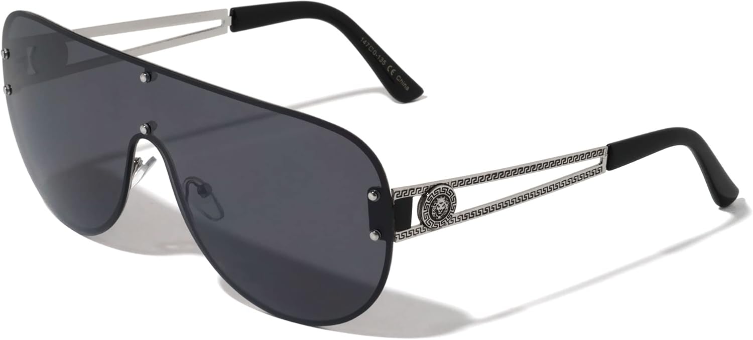 Kleo Grand - Солнцезащитные очки в стиле хип-хоп с плоской оправой, украшенные заклепками, с боковыми вставками в виде монет, медальоном в виде головы льва и закругленными краями в форме щита, Black Silver
Kleo Grand - Солнцезащитные очки в стиле хип-хоп с плоской оправой, украшенные заклепками, с боковыми вставками в виде монет, медальоном в виде головы льва и закругленными краями в форме щита, Black Silver