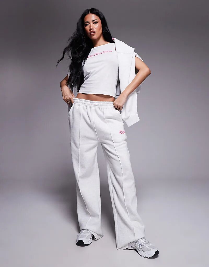 Спортивные брюки Kaiia с широкими штанинами и объемным принтом логотипа, светло-серого меланжевого и розового цветов
Спортивные брюки Kaiia с широкими штанинами и объемным принтом логотипа, светло-серого меланжевого и розового цветов