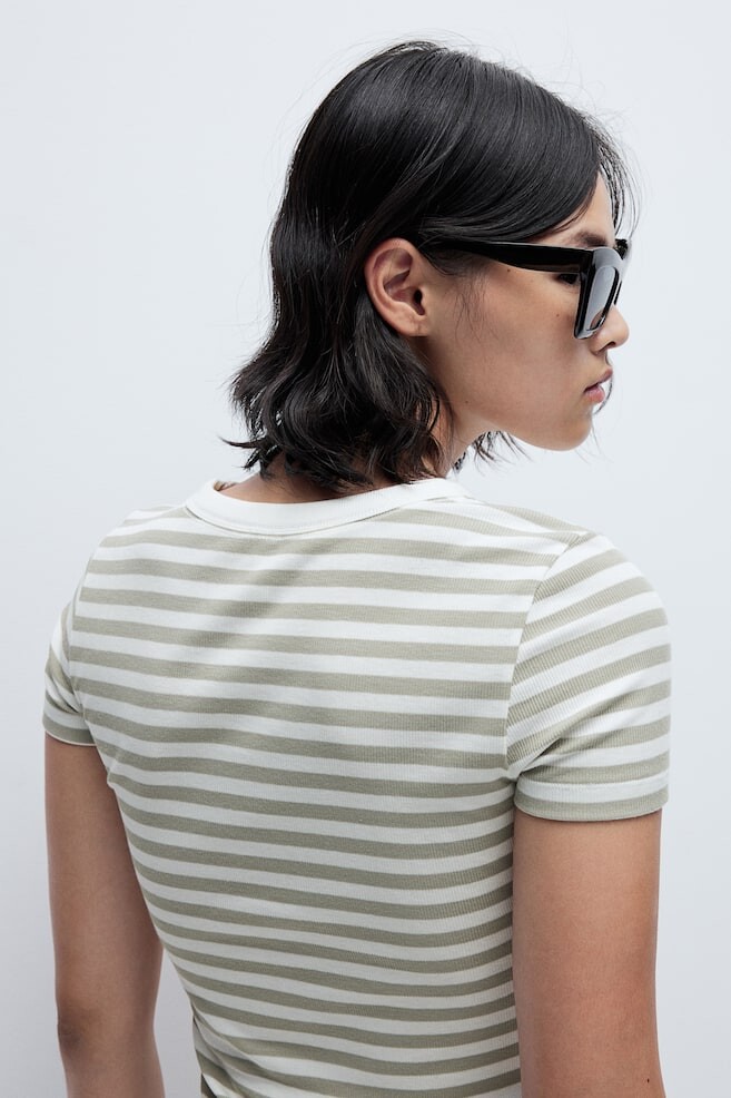 Рубчатая футболка H&M, зеленый
Рубчатая футболка H&M, зеленый