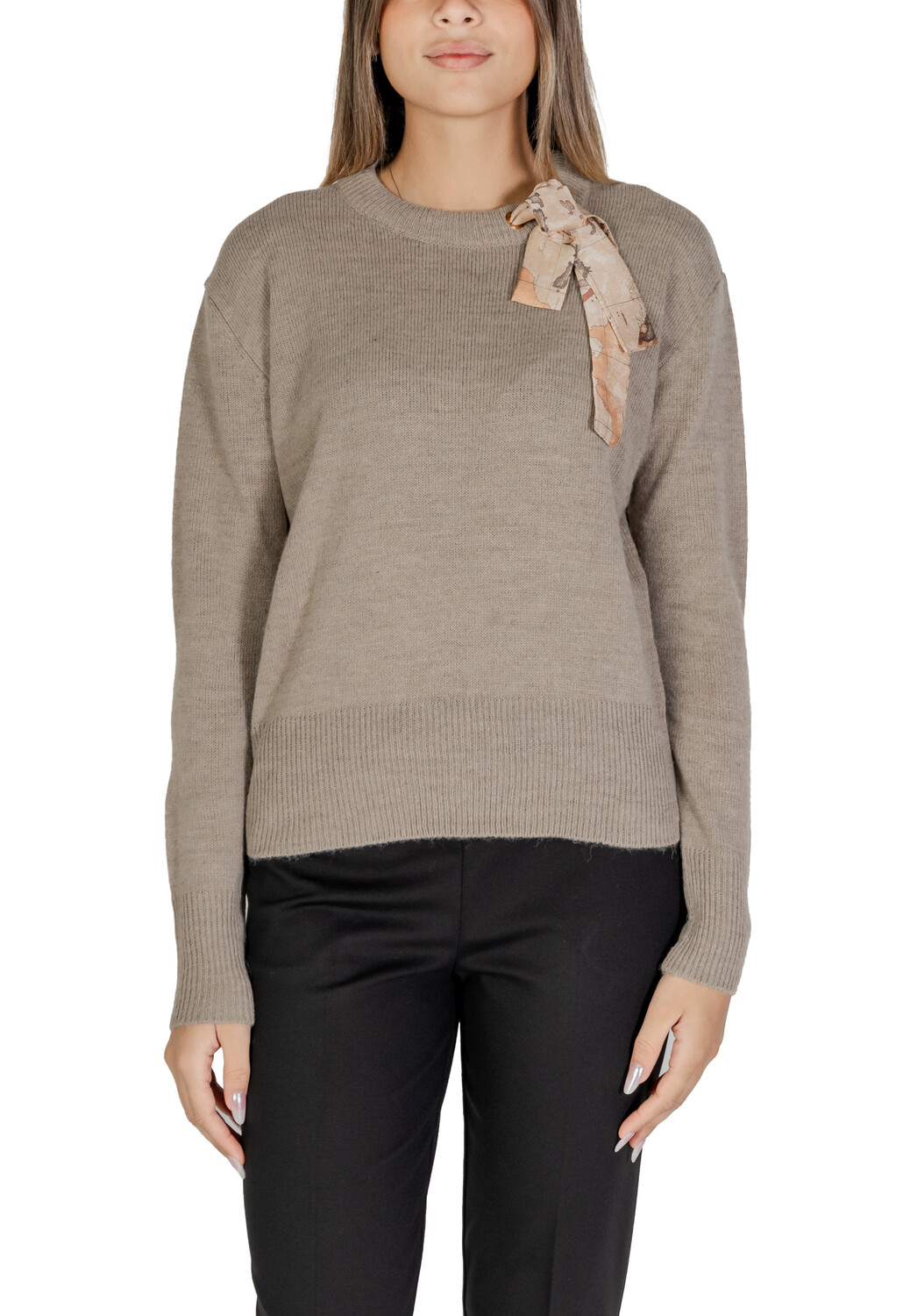 Джемпер Alviero Martini Prima Classe с бантом, бежевый
Джемпер Alviero Martini Prima Classe с бантом, бежевый