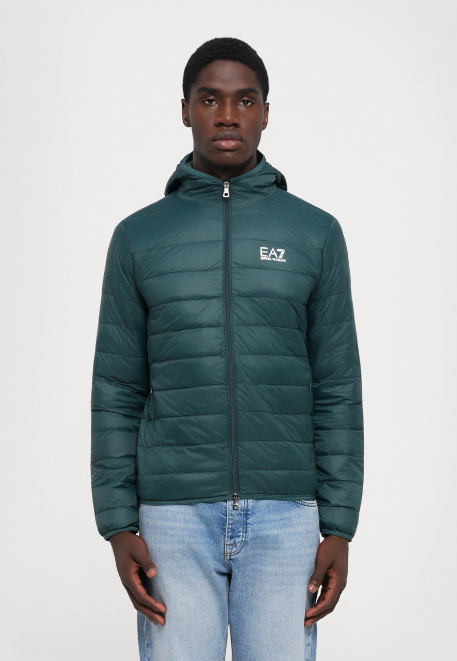 Куртка EA7 Emporio Armani TRAIN CORE JACKET, Ponderosa Pine/Evergreen
Куртка EA7 Emporio Armani TRAIN CORE JACKET, Ponderosa Pine/Evergreen