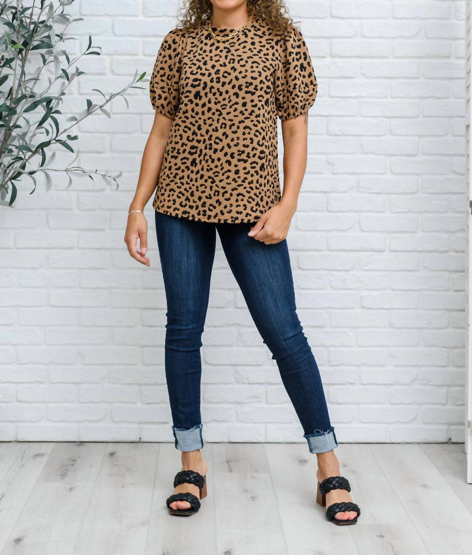 Блузка с коричневым принтом под шкуру животного Hailey & Co
Блузка с коричневым принтом под шкуру животного Hailey & Co