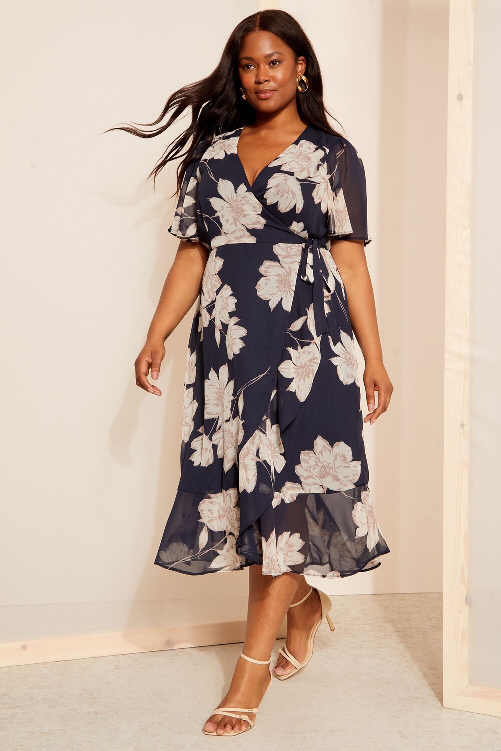 Платье миди из шифона с рукавами крылышками и запахом Curves Like These, синий
Платье миди из шифона с рукавами крылышками и запахом Curves Like These, синий