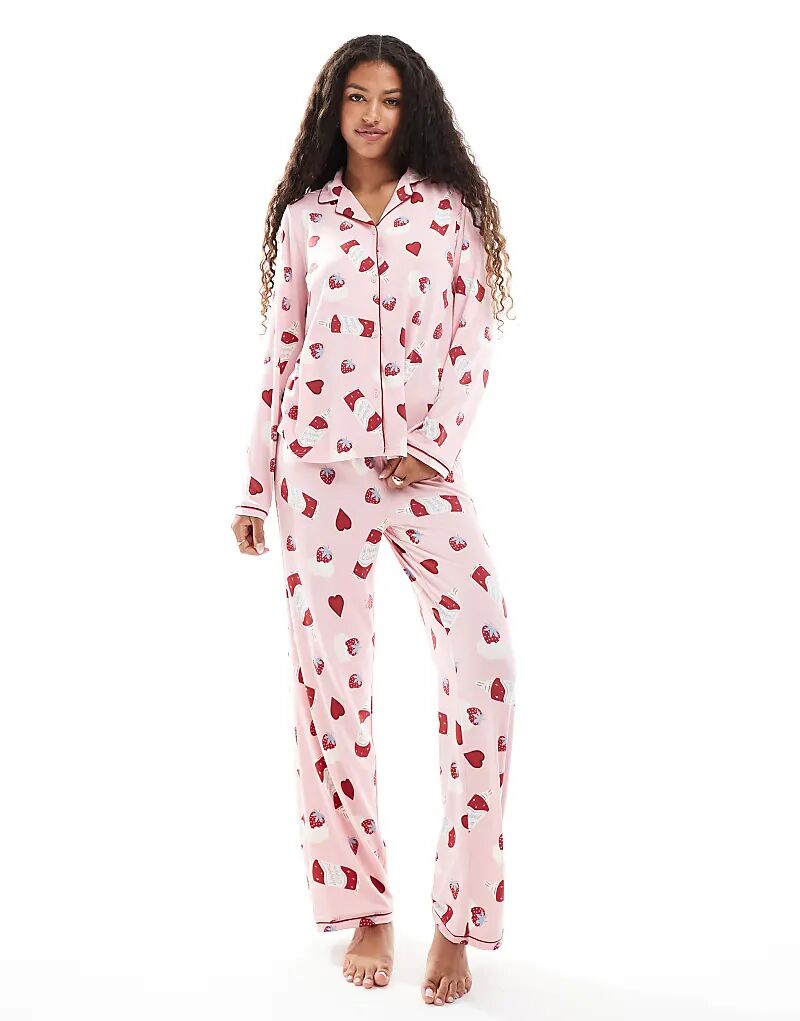 Пижамный комплект Urban Threads с принтом десерта в розовом цвете
Пижамный комплект Urban Threads с принтом десерта в розовом цвете