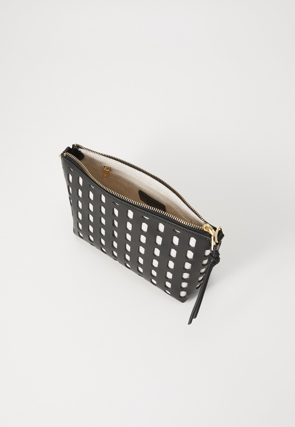 Сумка через плечо CROSSBODY BAG PHUKET HOLES - Across body bag PARFOIS, черный
Сумка через плечо CROSSBODY BAG PHUKET HOLES - Across body bag PARFOIS, черный