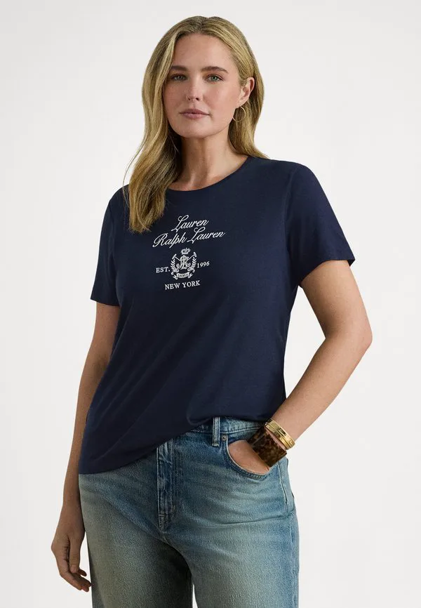 Футболка с вышитым гербом Lauren Ralph Lauren Woman, Lauren Navy, Синий, Футболка с вышитым гербом Lauren Ralph Lauren Woman, Lauren Navy
Футболка с вышитым гербом Lauren Ralph Lauren Woman, Lauren Navy, Синий, Футболка с вышитым гербом Lauren Ralph Lauren Woman, Lauren Navy