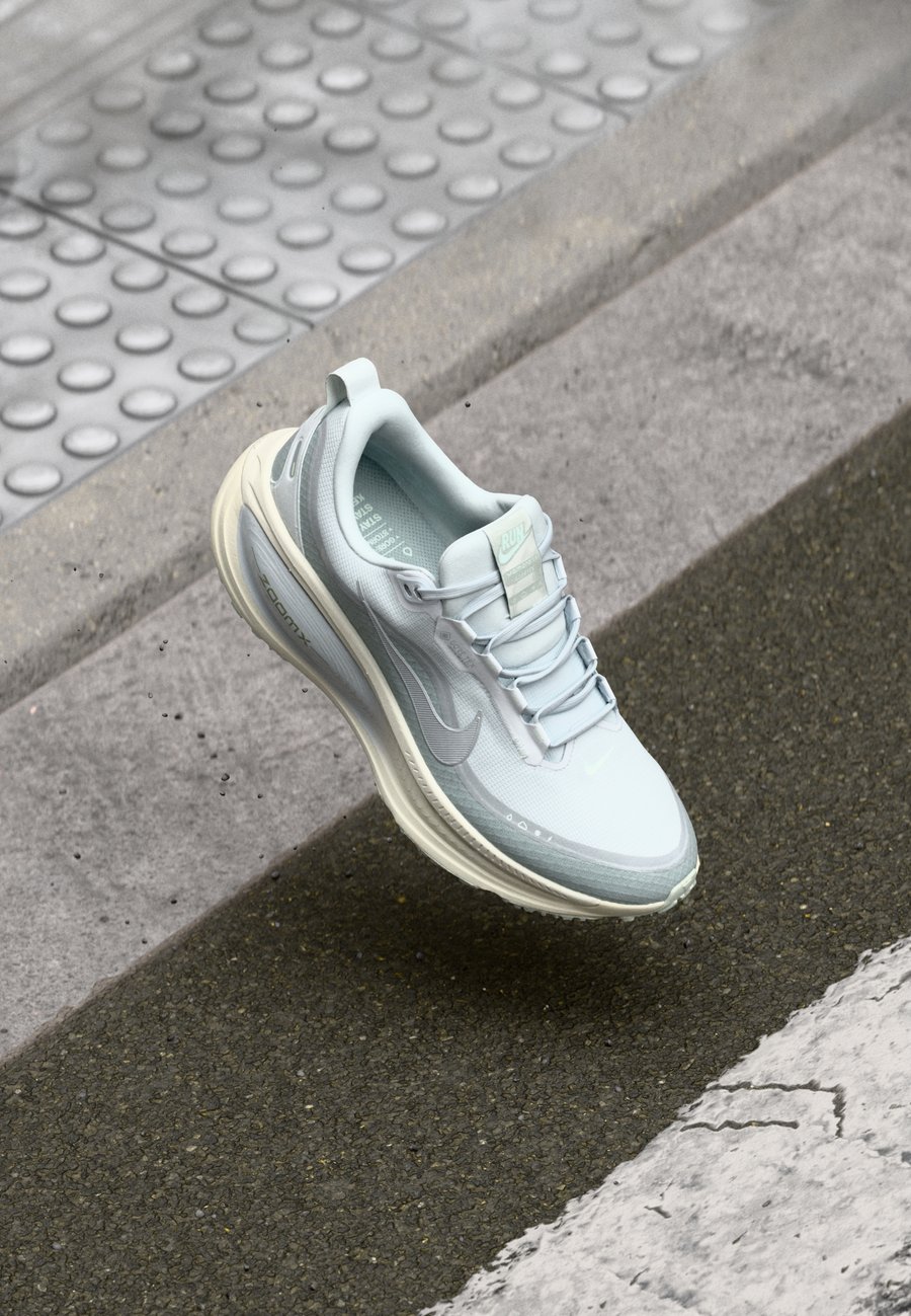 Кроссовки Nike Performance VOMERO 18 GTX, Pure Platinum-Coloured/Metallic Silver-Coloured/Light Pumice/Barely Green/Black
Кроссовки Nike Performance VOMERO 18 GTX, Pure Platinum-Coloured/Metallic Silver-Coloured/Light Pumice/Barely Green/Black