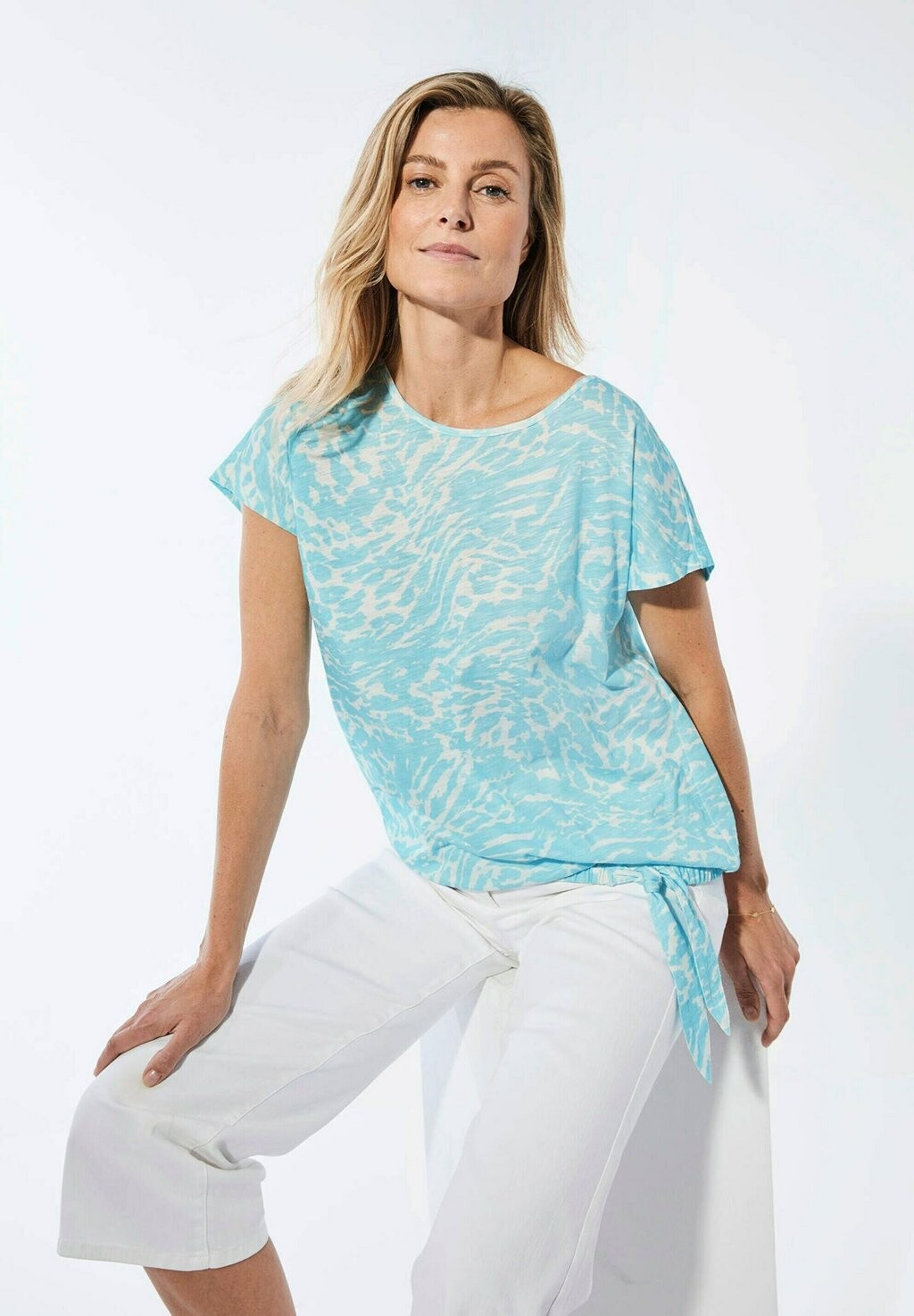 Футболка с принтом MIT AUSSCHNITT GOLDNER, синий
Футболка с принтом MIT AUSSCHNITT GOLDNER, синий