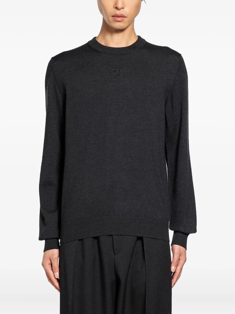 Свитер с тиснением логотипа и круглым вырезом Fendi, серый
Свитер с тиснением логотипа и круглым вырезом Fendi, серый