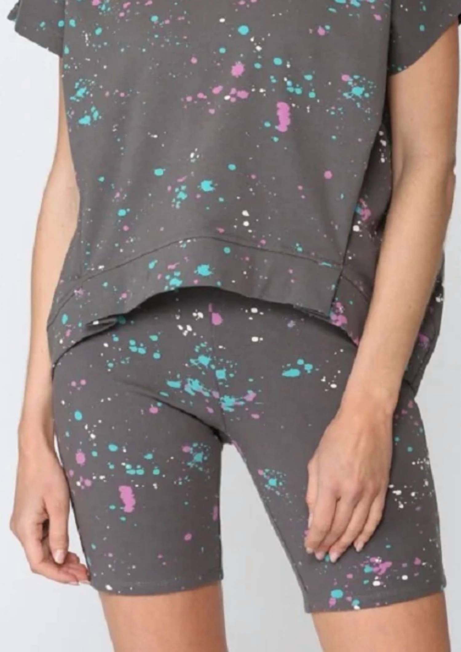 Брюки-шорты Splatter в темно-сером цвете FATE, темно-серый
Брюки-шорты Splatter в темно-сером цвете FATE, темно-серый