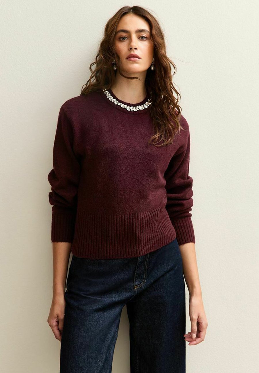 Джемпер New Look EMBELLISHED NECKLACE, Burgundy/Bordeaux
Джемпер New Look EMBELLISHED NECKLACE, Burgundy/Bordeaux