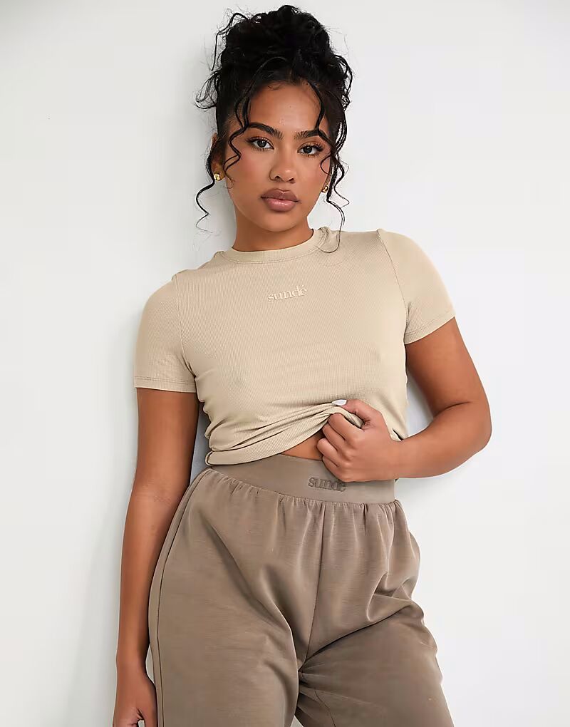 Базовая футболка Sunde из модала в рубчик цвета латте Sundé
Базовая футболка Sunde из модала в рубчик цвета латте Sundé