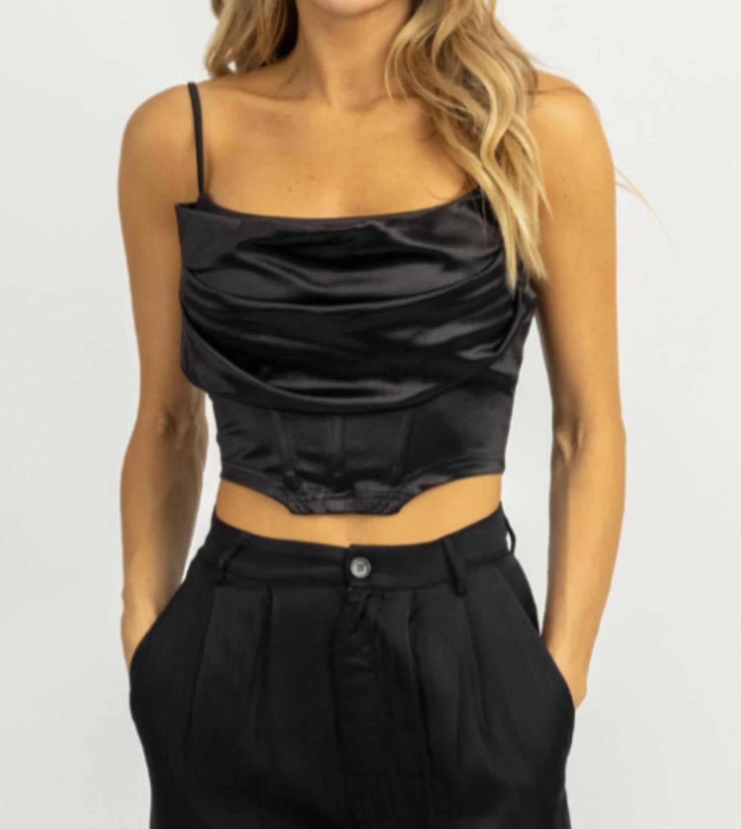 Топ с отделкой в виде кокона и воротником-хомутиком черного цвета Blue Blush
Топ с отделкой в виде кокона и воротником-хомутиком черного цвета Blue Blush