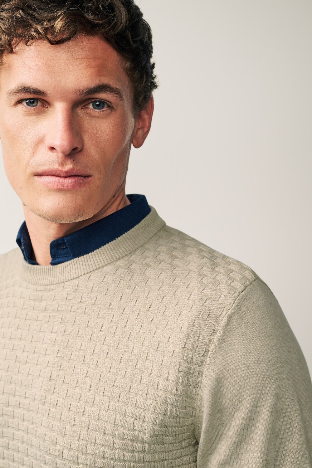 Вязаный свитер с круглым вырезом и выступающим воротником Next
Вязаный свитер с круглым вырезом и выступающим воротником Next