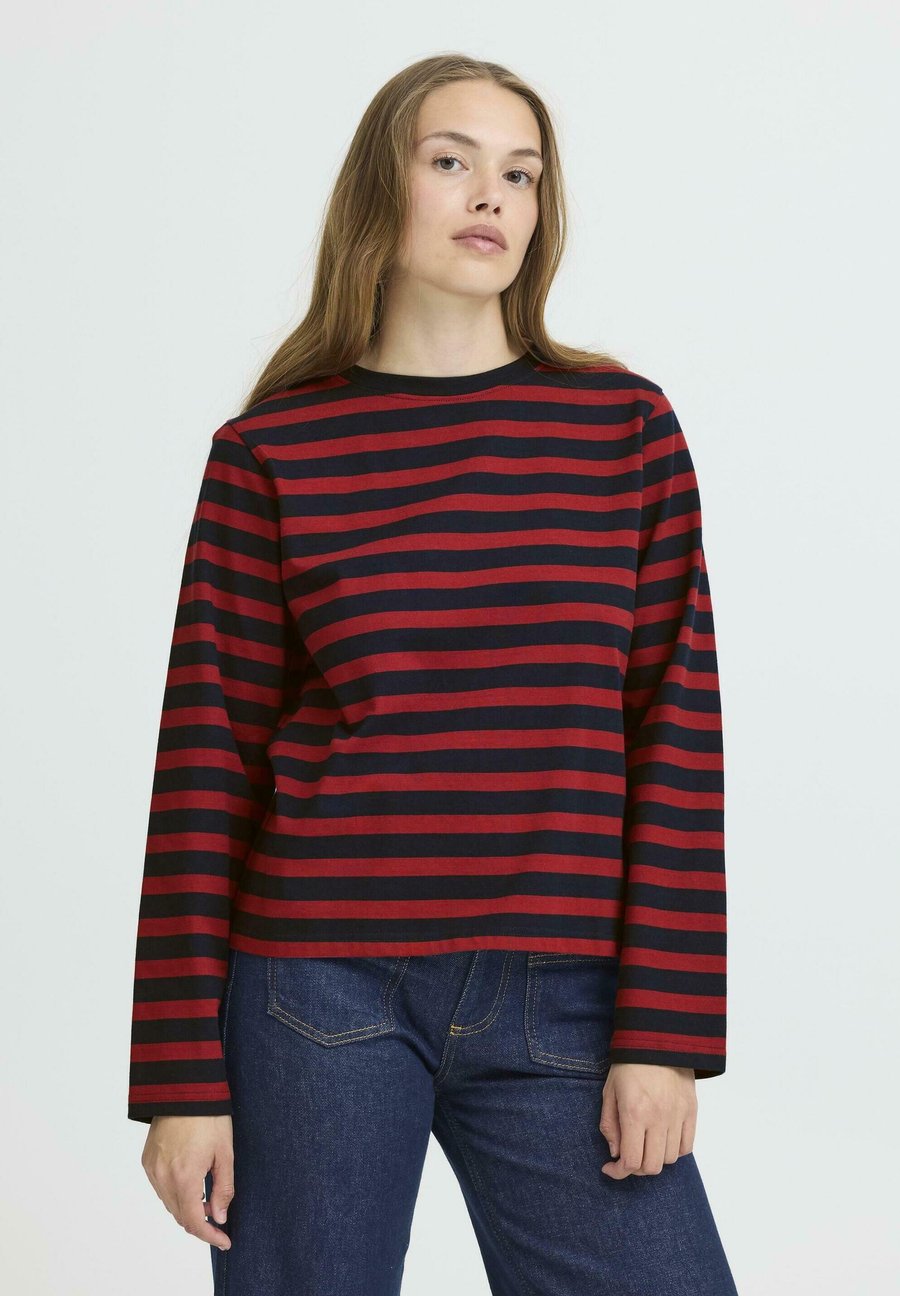 Топ PULZ Long sleeved top, Navy Burned Red Striped/Red
Топ PULZ Long sleeved top, Navy Burned Red Striped/Red