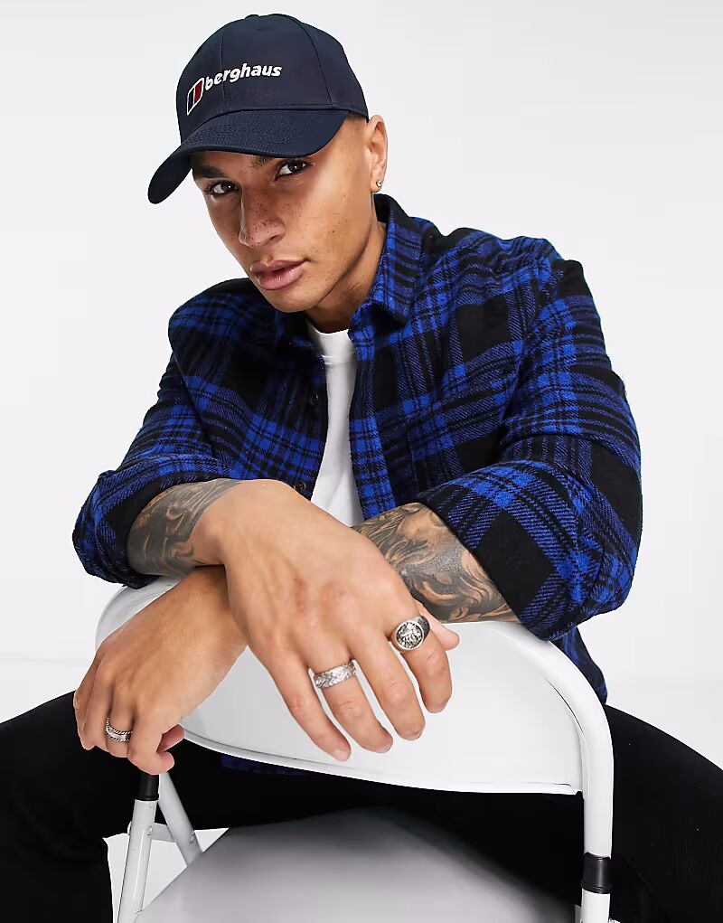 Темно-синяя кепка с логотипом Berghaus
Темно-синяя кепка с логотипом Berghaus