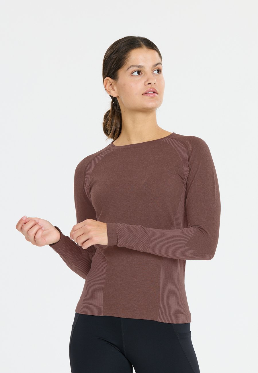Топ Endurance LANGARM HALEN, Huckleberry/Brown
Топ Endurance LANGARM HALEN, Huckleberry/Brown