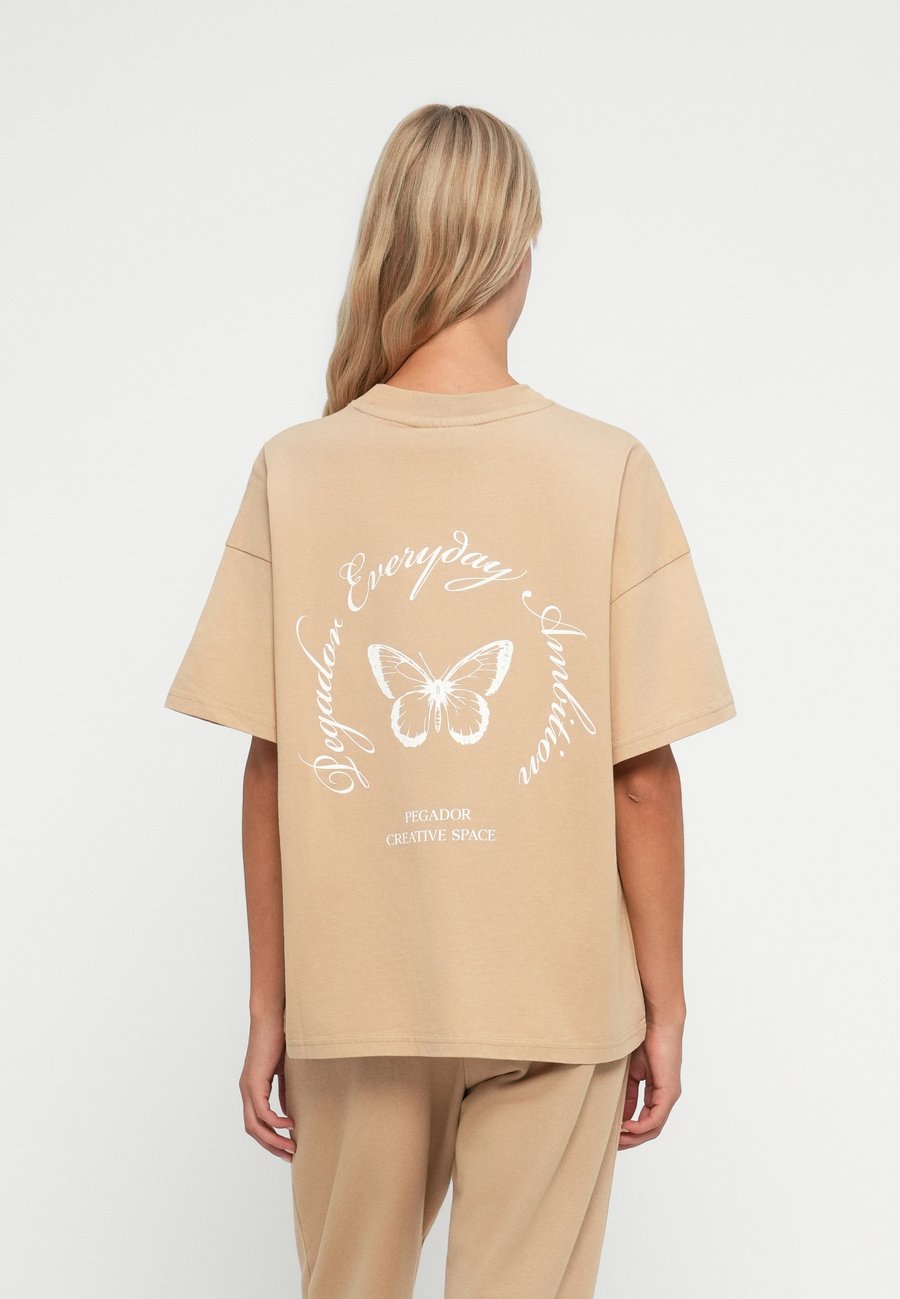 Футболка Pegador TESSI HEAVY OVERSIZED TEE, Washed Cappuccino/Light Brown, Серый, Футболка Pegador TESSI HEAVY OVERSIZED TEE, Washed Cappuccino/Light Brown
Футболка Pegador TESSI HEAVY OVERSIZED TEE, Washed Cappuccino/Light Brown, Серый, Футболка Pegador TESSI HEAVY OVERSIZED TEE, Washed Cappuccino/Light Brown