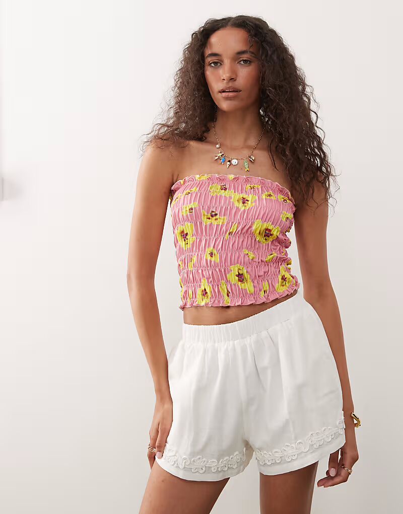 Топ-бандо с присборенным верхом и принтом розовых нарциссов Reclaimed Vintage
Топ-бандо с присборенным верхом и принтом розовых нарциссов Reclaimed Vintage