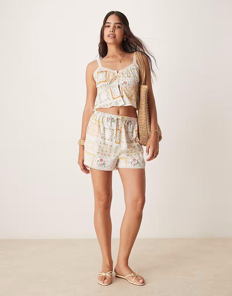 Aray пэчворк принт пляжные шорты коорд в многоцветном цвете
Aray пэчворк принт пляжные шорты коорд в многоцветном цвете