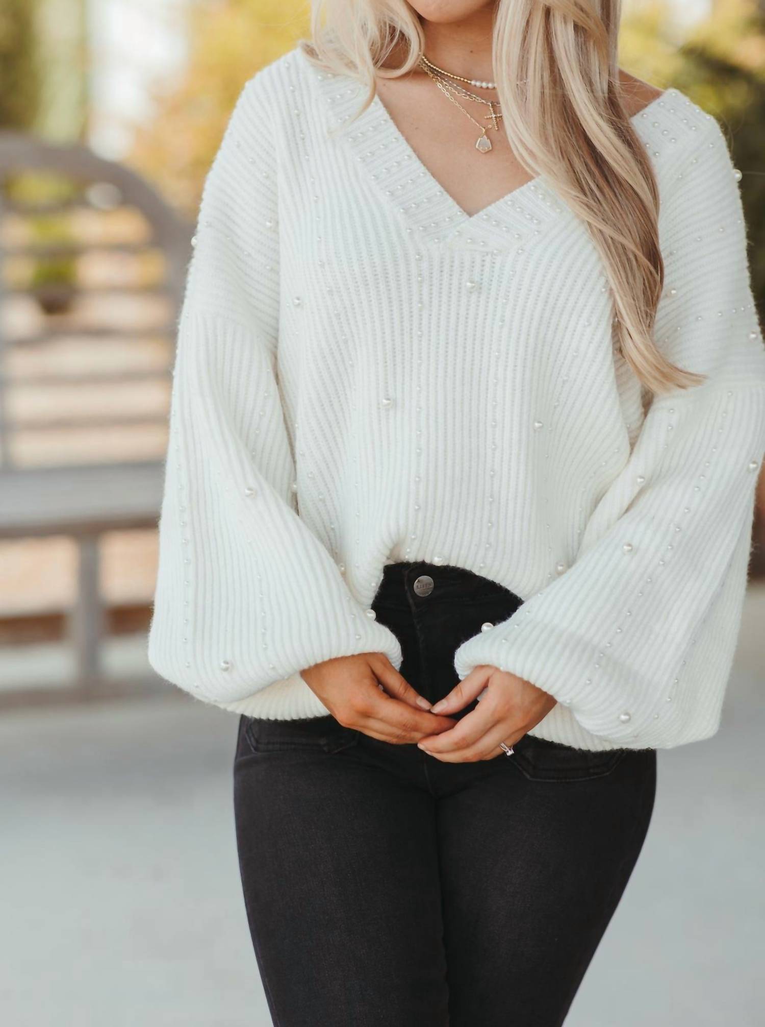 Свитер с V-образным вырезом и жемчугом цвета слоновой кости POL
Свитер с V-образным вырезом и жемчугом цвета слоновой кости POL