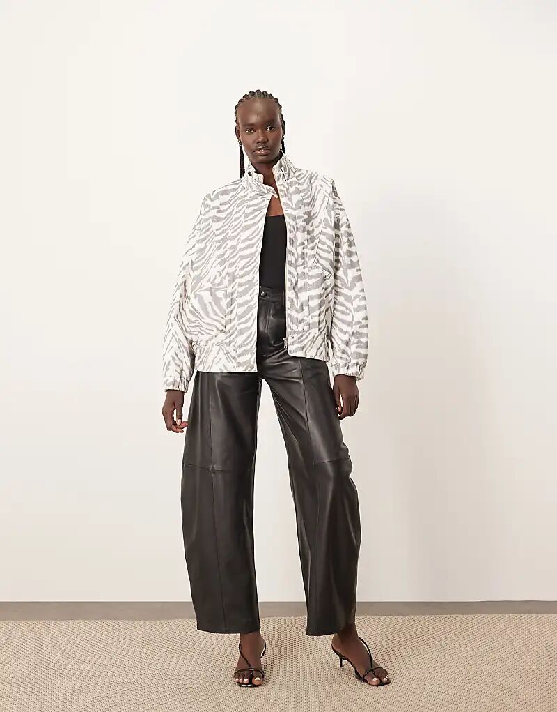 Джинсовая куртка-бомбер ARRANGE с декоративными швами и тигровым принтом, Серый, Джинсовая куртка-бомбер ARRANGE с декоративными швами и тигровым принтом
Джинсовая куртка-бомбер ARRANGE с декоративными швами и тигровым принтом, Серый, Джинсовая куртка-бомбер ARRANGE с декоративными швами и тигровым принтом