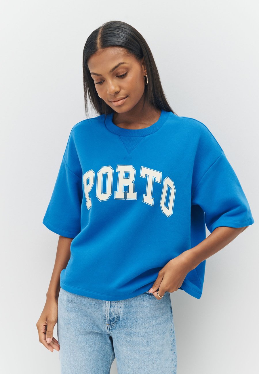 Футболка Next RAW HEM DETAIL WASHED RICH CREW NECK SHORT SLEEVE HEAVYWEIGHT, Bright Blue Porto City Graphic/Blue, Серый, Футболка Next RAW HEM DETAIL WASHED RICH CREW NECK SHORT SLEEVE HEAVYWEIGHT, Bright Blue Porto City Graphic/Blue
Футболка Next RAW HEM DETAIL WASHED RICH CREW NECK SHORT SLEEVE HEAVYWEIGHT, Bright Blue Porto City Graphic/Blue, Серый, Футболка Next RAW HEM DETAIL WASHED RICH CREW NECK SHORT SLEEVE HEAVYWEIGHT, Bright Blue Porto City Graphic/Blue