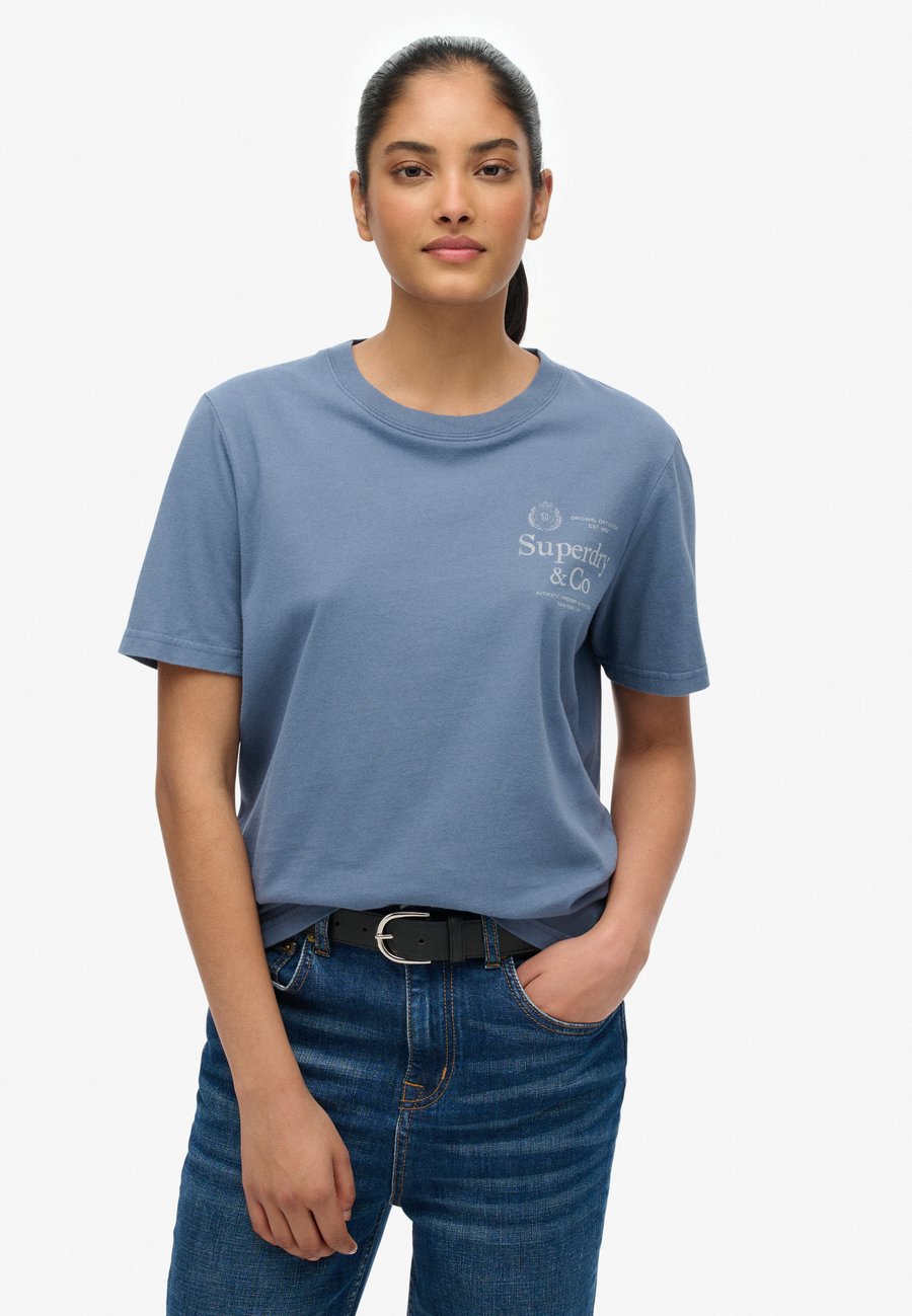 Футболка Superdry & Co LUXE CASUAL, Vintage Indigo/Blue, Синий, Футболка Superdry & Co LUXE CASUAL, Vintage Indigo/Blue
Футболка Superdry & Co LUXE CASUAL, Vintage Indigo/Blue, Синий, Футболка Superdry & Co LUXE CASUAL, Vintage Indigo/Blue