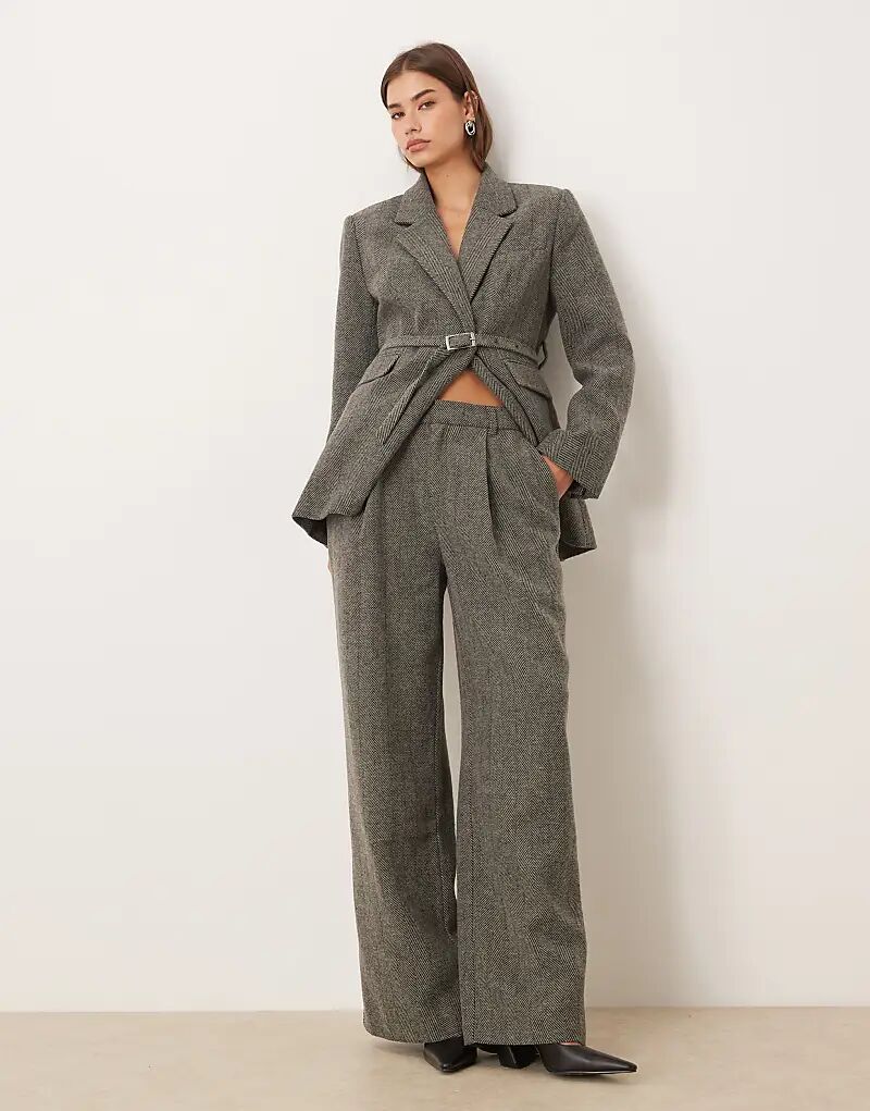 Брюки Gina Tricot Coord со средней посадкой и узором «ёлочка» серого цвета
Брюки Gina Tricot Coord со средней посадкой и узором «ёлочка» серого цвета