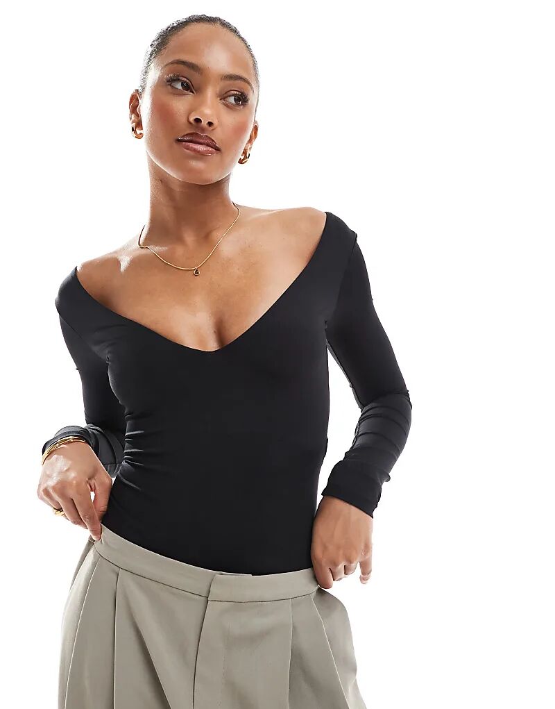 Боди с v-образным вырезом черного цвета Bershka
Боди с v-образным вырезом черного цвета Bershka