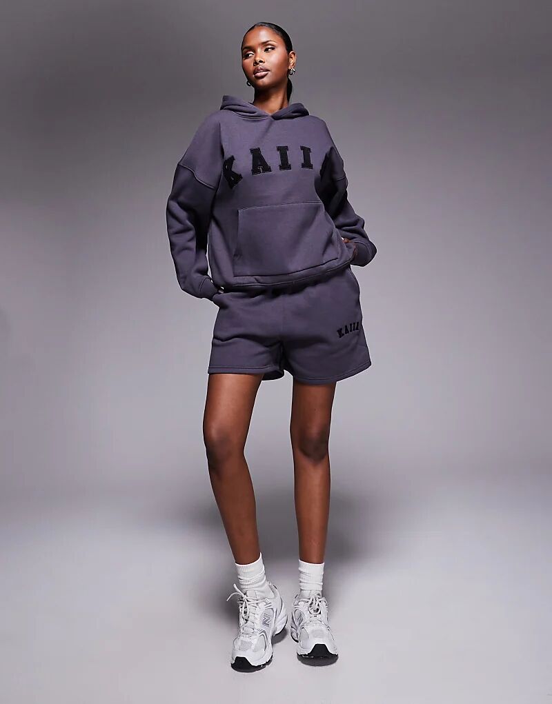 Спортивные шорты Kaiia с вышитым логотипом темно-серого цвета
Спортивные шорты Kaiia с вышитым логотипом темно-серого цвета