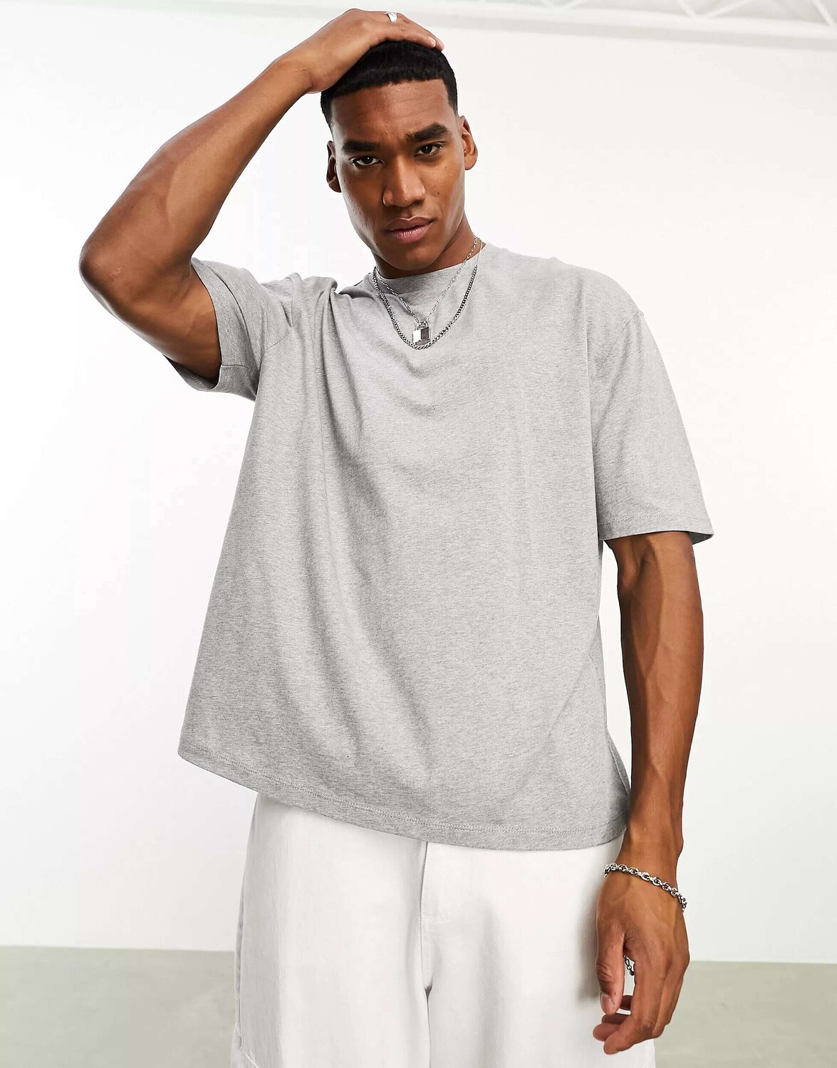 Оверсайз-футболка с круглым вырезом ASOS серого цвета
Оверсайз-футболка с круглым вырезом ASOS серого цвета