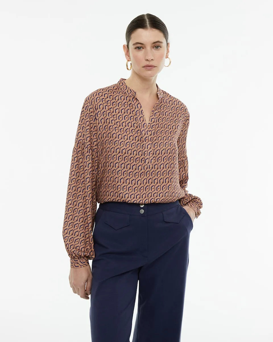 Женская блузка с геометрическим принтом, длинными рукавами и воротником-стойкой Andam, цвет Camel 
Женская блузка с геометрическим принтом, длинными рукавами и воротником-стойкой Andam, цвет Camel