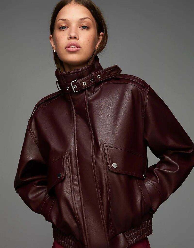 Куртка Bershka из искусственной кожи с карманами бордового цвета
Куртка Bershka из искусственной кожи с карманами бордового цвета