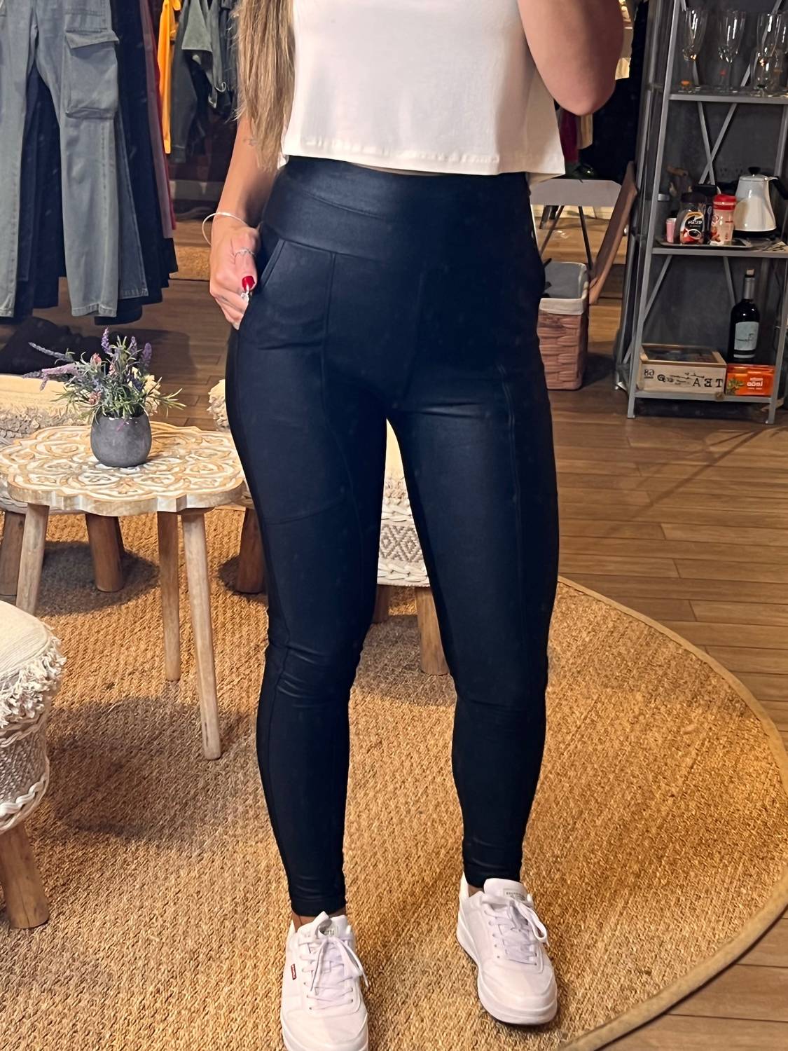 Блестящие брюки Leka с высокой талией, черного цвета Aurora, черный
Блестящие брюки Leka с высокой талией, черного цвета Aurora, черный