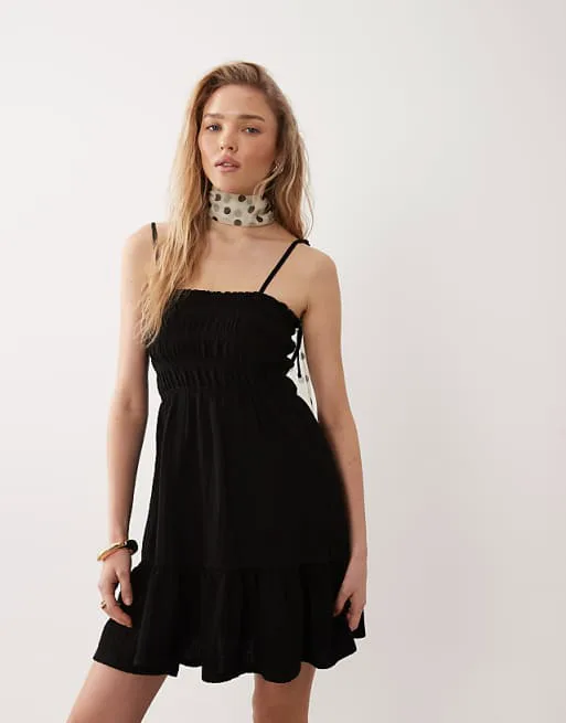 Черное платье мини на бретелях с присборками Miss Selfridge
Черное платье мини на бретелях с присборками Miss Selfridge