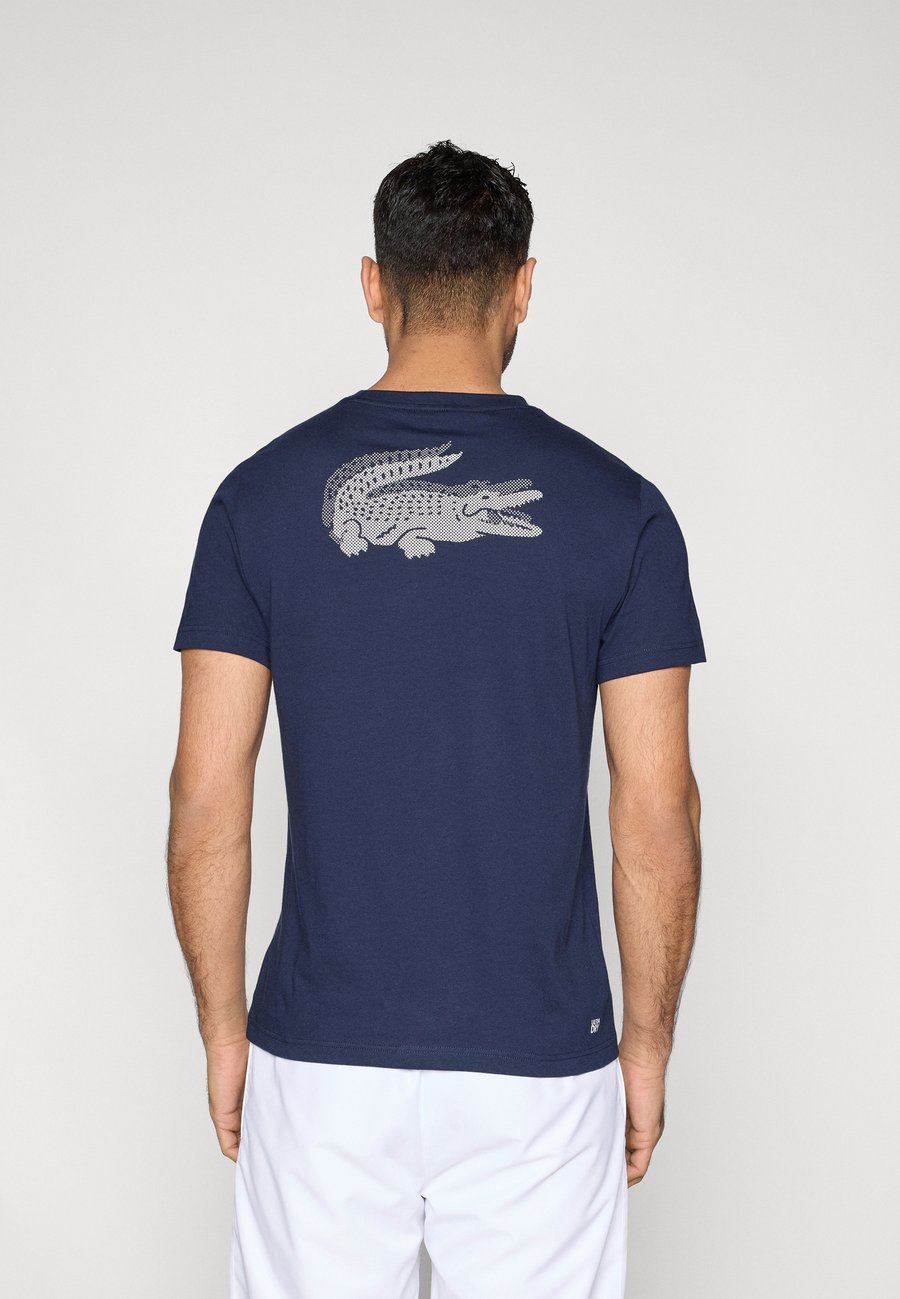 Футболка Lacoste Sport DOUBLE CROC, Navy Blue/White/Dark Blue, Белый, Футболка Lacoste Sport DOUBLE CROC, Navy Blue/White/Dark Blue
Футболка Lacoste Sport DOUBLE CROC, Navy Blue/White/Dark Blue, Белый, Футболка Lacoste Sport DOUBLE CROC, Navy Blue/White/Dark Blue